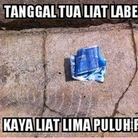 Ayo ngaku, siapa yang pernah ketipu sama label Aqua kayak gini? Berharap nemu Rp 50 ribu, nggak taunya cuma label Aqua. Foto: memecomic.id