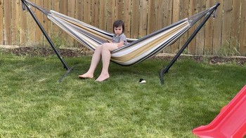 Balita ini punya kaki orang dewasa? Foto: dok reddit.com/confusing_perspective