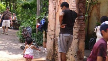 Terlihat seperti air kencing, tapi itu air kran kok. Foto: dok reddit.com/confusing_perspective