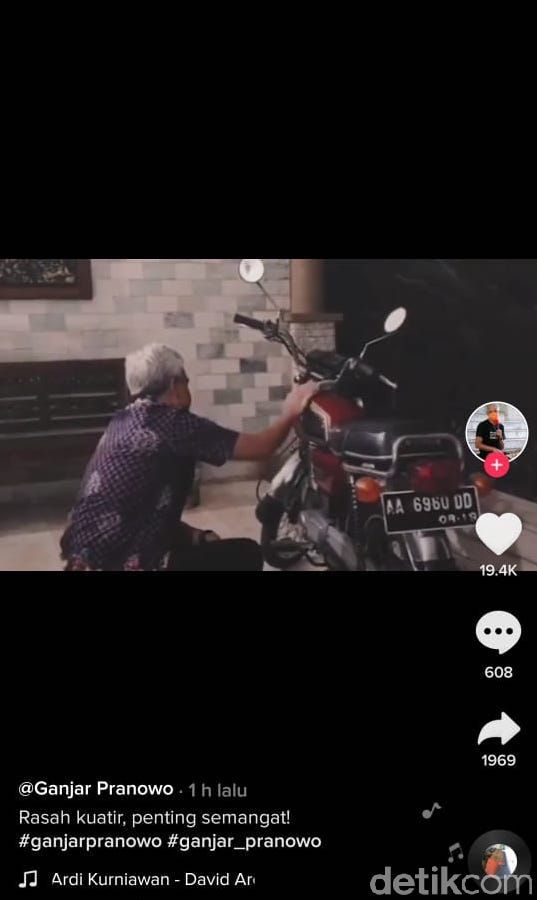 Ganjar Pranowo mengelap sepeda motor merahnya. (TikTok @ganjarpranowofc)
