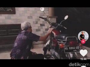 Momen Ganjar Pranowo Bersih-bersih Motor Tua Yamaha L2 Super