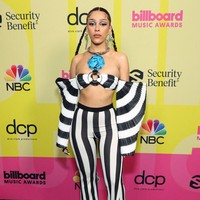 Gaya nyentrik dihadirkan Doja Cat dengan atasan crop top beraksen off shoulder dan celana motif garis-garis dari Balmain. Sayangnya, perpaduan kalung statement dengan bandul batu besar menjadi distraksi tersendiri. (Foto: Rich Fury / GETTY IMAGES NORTH AMERICA / Getty Images via AFP)