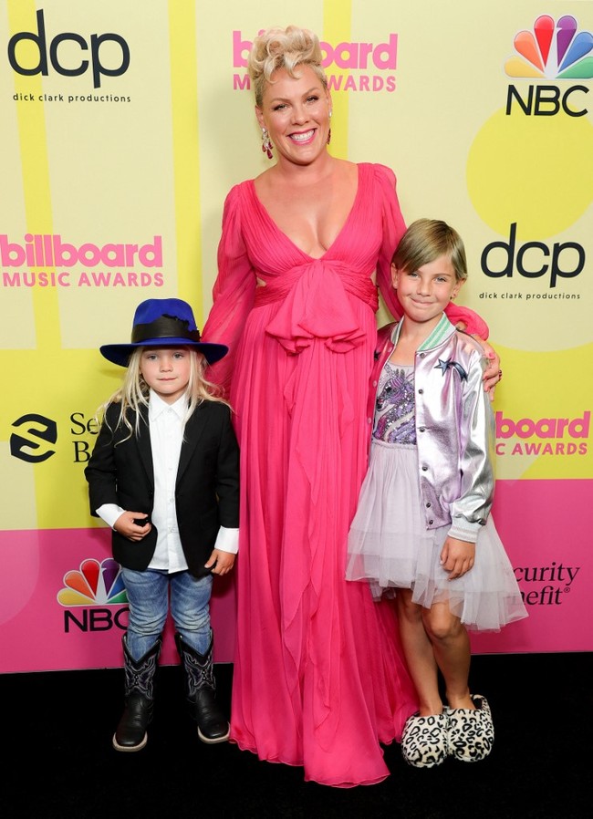 Tahun ini, Pink menerima penghargaan seumur hidup dari Billboard Music Awards. Namun, gaun plunging-neck dengan potongan empire ini terlalu sederhana untuk momen spesial itu. (Foto: Rich Fury / GETTY IMAGES NORTH AMERICA / Getty Images via AFP)