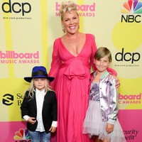 Tahun ini, Pink menerima penghargaan seumur hidup dari Billboard Music Awards. Namun, gaun plunging-neck dengan potongan empire ini terlalu sederhana untuk momen spesial itu. (Foto: Rich Fury / GETTY IMAGES NORTH AMERICA / Getty Images via AFP)