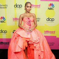 Gaun draperi dan ruffle bervolume keluaran Giambattista Valli Haute Couture menjadi pilihan  rapper Saweetie. Lebih cocok untuk pesta prom? (Foto: Rich Fury / GETTY IMAGES NORTH AMERICA / Getty Images via AFP)