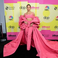 Alicia Keys dikenal senang berbusana nyentrik. Termasuk gaya yang diperlihatkannya saat berpose di red carpet Billboard Music Awards 2021, Minggu (23/5/2021) malam. Penyanyi soul R&B ini mengenakan setelan crop top dan celana high-waist warna fushchia yang dipadukan jubah beraksen dramatis rancangan Valentino. Foto: Rich Fury / GETTY IMAGES NORTH AMERICA / Getty Images via AFP