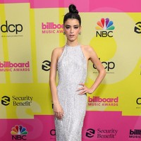 Dixie D’ Amelio pun turut diundang di ajang ini. Remaja 19 tahun yang merupakan salah satu bintang TikTok berpenghasilan tertinggi ini memilih gaya simpel dan klasik dengan gaun halter neck berhiaskan glitter. Foto: Rich Fury / GETTY IMAGES NORTH AMERICA / Getty Images via AFP