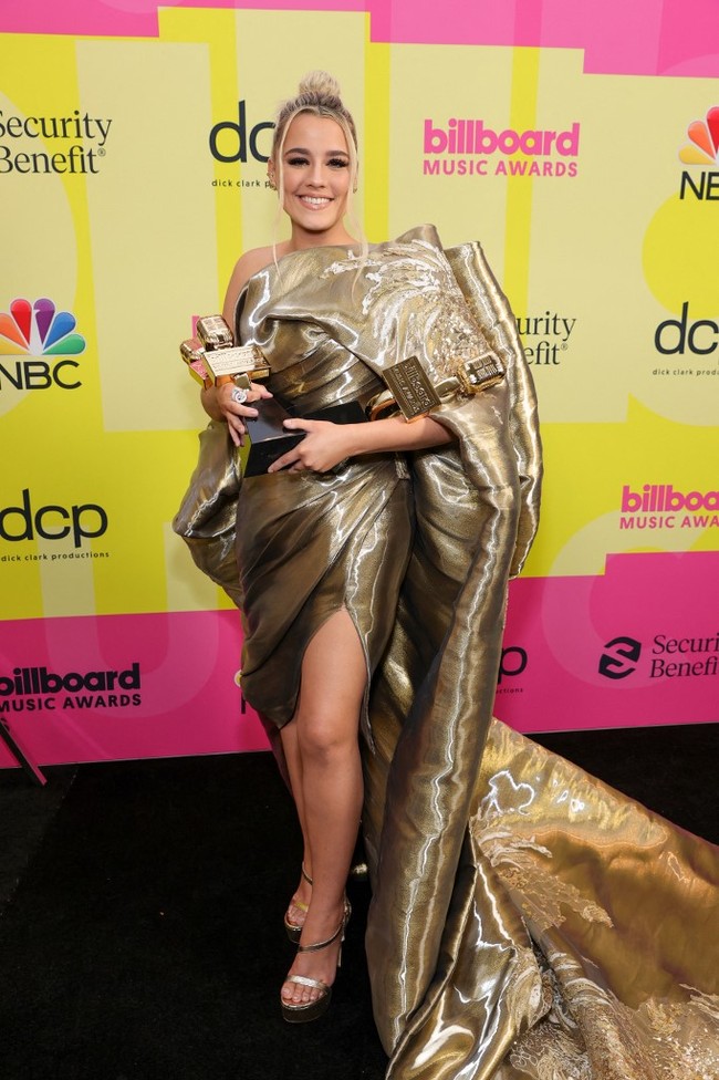 Gaya dramatis ditampilkan penyanyi country Gabby Barrett. Nomine untuk Top new Artist dan Top Country Artist ini tampil gemerlap mengenakan gaun metalik rancangan Nicolas Jebran. Foto: Rich Fury / GETTY IMAGES NORTH AMERICA / Getty Images via AFP