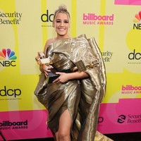 Gaya dramatis ditampilkan penyanyi country Gabby Barrett. Nomine untuk Top new Artist dan Top Country Artist ini tampil gemerlap mengenakan gaun metalik rancangan Nicolas Jebran. Foto: Rich Fury / GETTY IMAGES NORTH AMERICA / Getty Images via AFP