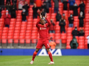 Anfield Melepas Gini Wijnaldum yang Menahan Tangis