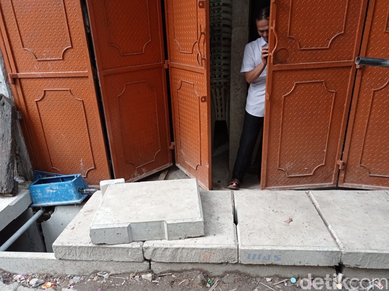 Got dengan tutup U-Ditch yang menghalangi pintur rumah warga Tambora Jakbar bernama Agung Rahadian. 24 Mei 2021. (Sachril Agustin Berutu/detikcom)