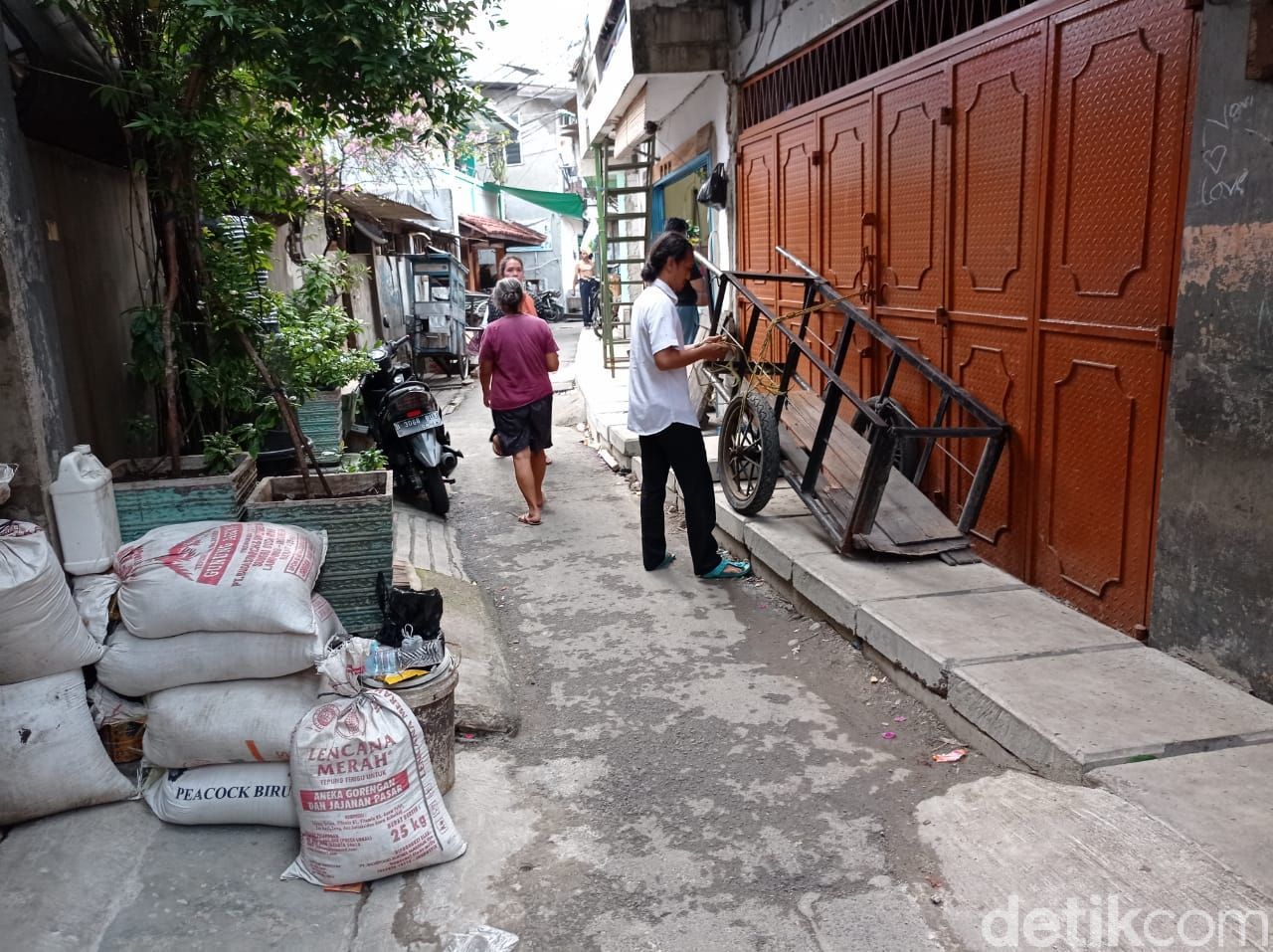 Got dengan tutup U-Ditch yang menghalangi pintur rumah warga Tambora Jakbar bernama Agung Rahadian. 24 Mei 2021. (Sachril Agustin Berutu/detikcom) Got dengan tutup U-Ditch yang menghalangi pintur rumah warga Tambora Jakbar bernama Agung Rahadian. 24 Mei 2021. (Sachril Agustin Berutu/detikcom)