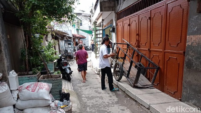 Got dengan tutup U-Ditch yang menghalangi pintur rumah warga Tambora Jakbar bernama Agung Rahadian. 24 Mei 2021. (Sachril Agustin Berutu/detikcom)