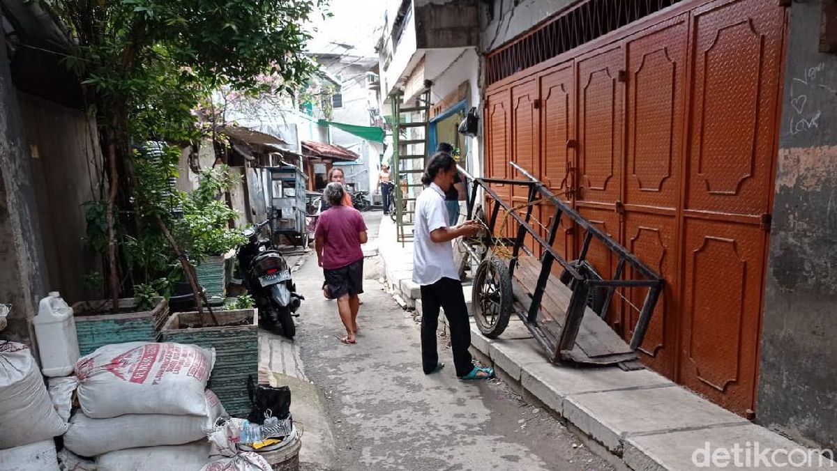 Pintu Rumah Di Jakbar Terhalang Got Pemkot Tak Anggarkan Perbaikan Rumah