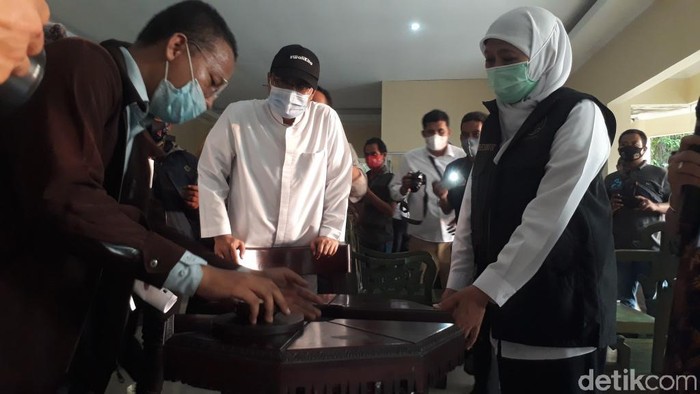 Pemprov Jatim berencana membangun plaza mebel di Bukir, Kota Pasuruan. Sejalan dengan itu, SMK Perkayuan juga akan didirikan untuk menyokong produksi.