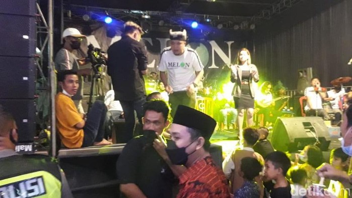 Satgas COVID-19 Banyuwangi kembali membubarkan acara kesenian dalam hajatan. Sebab, acara tersebut tak menerapkan protokol kesehatan sehingga memicu kerumunan.