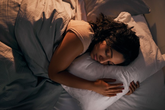 Ilustrasi Mimpi Bersetubuh High angle shot of a beautiful young woman sleeping in her bed at home during the night