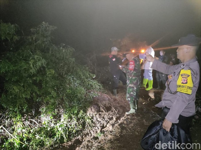Jalur alternatif Cipanas-Jonggol lumpuh tertimbun longsor