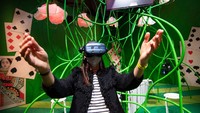 Selain itu disediakan teknologi VR untuk pengunjung dapat melihat dari sudut mata Alice.  
