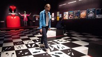 Pameran Alice: Curiouser and Curiouser V & A sudah sangat dinantikan warga Inggris setelah penundaan pembukaan yang seharusnya pada Juni 2020 lalu.  
