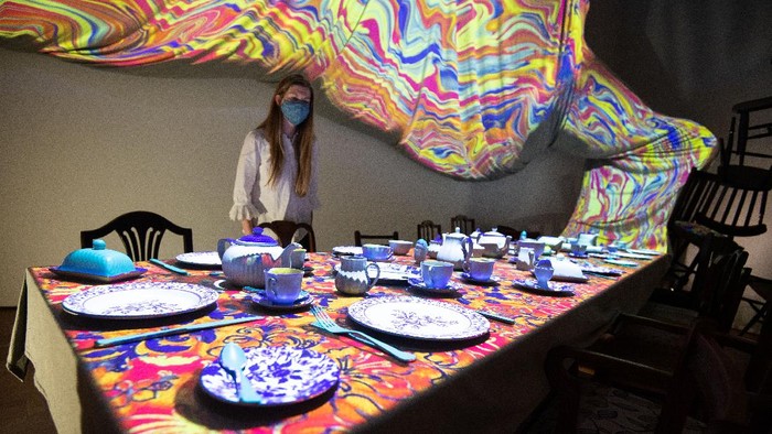 Jelajah Dunia Animasi Lewat Pameran di London LONDON, ENGLAND - MAY 18: Exhibits on show at the Alice: Curiouser and Curiouser Exhibition Opening at The V&A on May 18, 2021 in London, England. (Photo by Jeff Spicer/Getty Images)