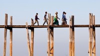 Selain tua, jembatan ini punya pesona yang magis, apalagi saat sunset tiba. (Getty Images/Istock)