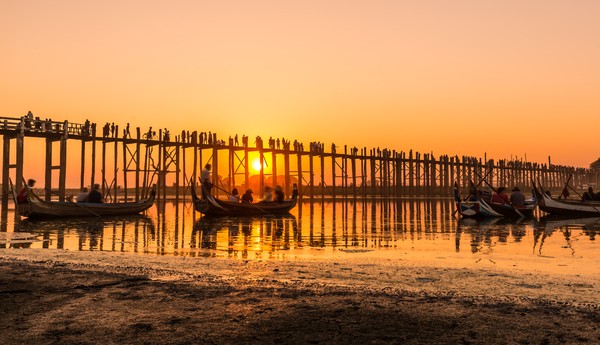 Selain jalan-jalan di atasnya, wisawatan juga bisa berkeliling dengan perahu. Karena ada 9 lorong jembatan yang bisa dilewati oleh perahu. (Getty Images/Istock) Selain jalan-jalan di atasnya, wisawatan juga bisa berkeliling dengan perahu. Karena ada 9 lorong jembatan yang bisa dilewati oleh perahu. (Getty Images/Istock)