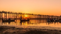 Selain jalan-jalan di atasnya, wisawatan juga bisa berkeliling dengan perahu. Karena ada 9 lorong jembatan yang bisa dilewati oleh perahu. (Getty Images/Istock)