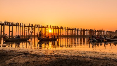 Foto Sunset di Jembatan Kayu Jati Terpanjang dan Tertua Sedunia