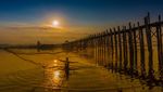 Foto Sunset di Jembatan Kayu Jati Terpanjang dan Tertua Sedunia