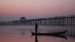 Foto Sunset di Jembatan Kayu Jati Terpanjang dan Tertua Sedunia