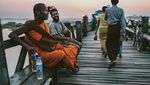 Foto Sunset di Jembatan Kayu Jati Terpanjang dan Tertua Sedunia