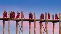 Suasana akan tampak makin menarik kala rombongan biksu lewat. (Getty Images/Istock)