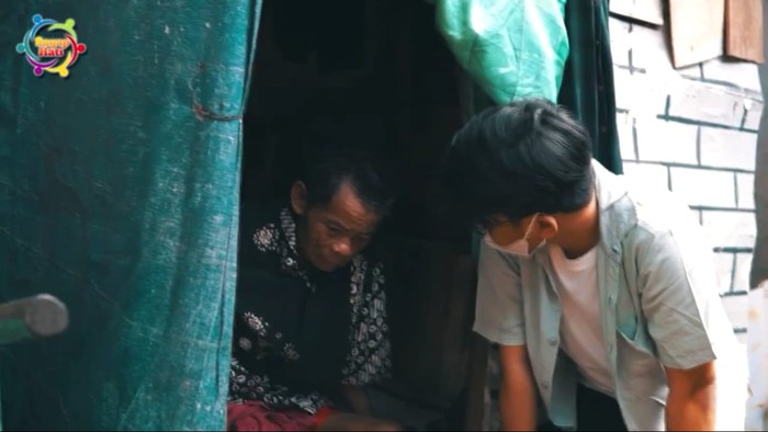 kakek penjual pisang Pilu! Kakek 95 Tahun Penjual Pisang Ini Tidur di Dekat Kandang Ayam