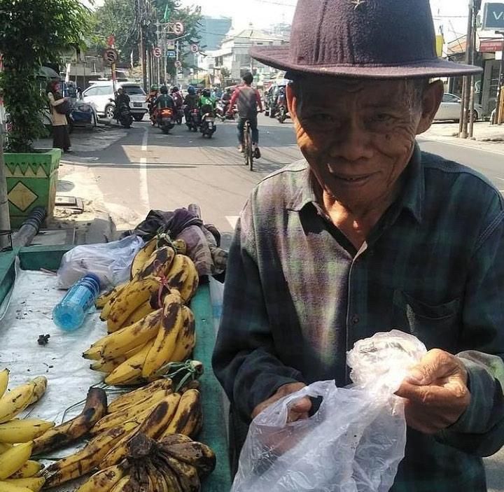 Pilu! Kakek 95 Tahun Penjual Pisang Ini Tidur di Dekat Kandang Ayam