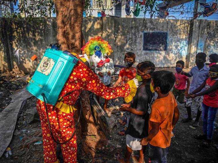 Kala Badut Sebarkan Pesan Aman dari Corona Untuk Warga India