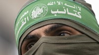 Seperti dilansir dari Associated Press, Minggu (23/5/2021) ratusan orang dengan pakaian kamuflase militer melakukan pawai melewati tenda duka untuk Bassem Issa, seorang komandan senior yang tewas dalam pertempuran selama 11 hari antara Israel dan Hamas. Sosok Sinwar memberikan penghormatan terhadap Issa.  