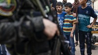 Salah satu area komersial tersibuk di Kota Gaza, Jalan Omar al-Mukhtar, dipenuhi puing-puing, mobil-mobil yang hancur dan logam yang bengkok setelah sebuah bangunan 13 lantai di tengahnya rata akibat serangan udara Israel. Barang -barang dagangan berserakan.  