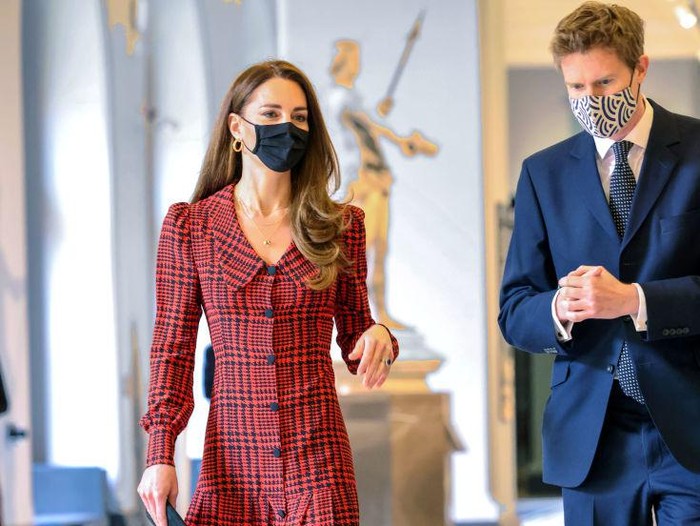 Kate Middleton LONDON, ENGLAND - MAY 19: Catherine, Duchess of Cambridge wears a facemask during her visit at The V&A on May 19, 2021 in London, England. (Photo by Jonathan Buckmaster - WPA Pool/Getty Images)