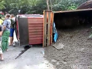 Mesin Mati Saat Menanjak, Truk Tabrak Mobil-Motor di Sukabumi