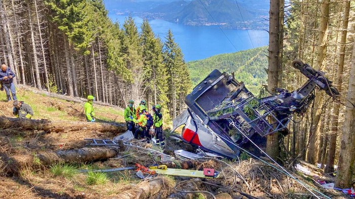 Sedikitnya 14 orang tewas saat sebuah kereta gantung di area pegunungan Italia tiba-tiba jatuh. Salah satu korban tewas merupakan anak-anak. Satu orang anak lainnya mengalami luka serius dalam insiden ini.
