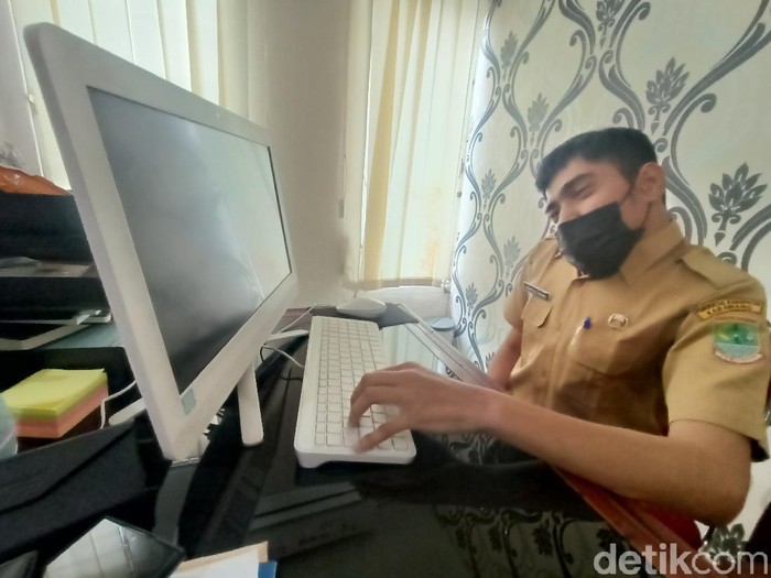 Kisah Dayat, ASN difabel yang kini bertugas di Pemkab Karawang