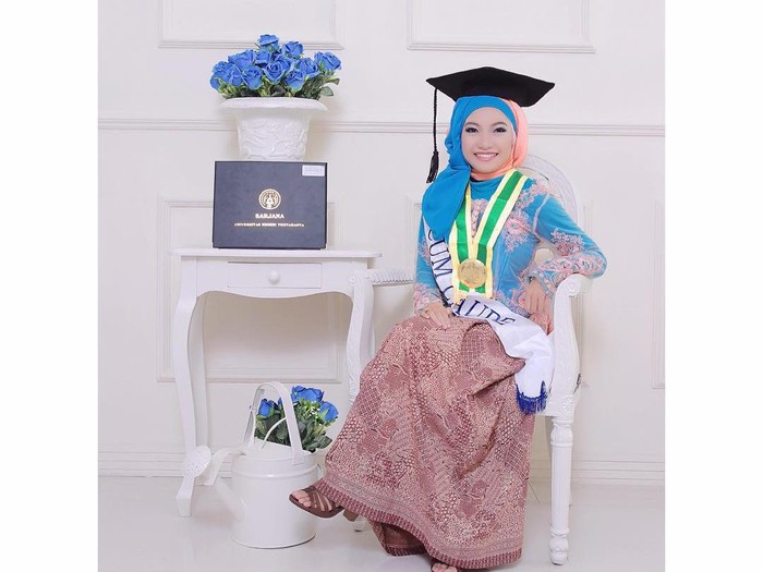 Kisah Dita Juwita yang berhasil cumlaude dan menjadi wisudawan termuda. Kisah Dita Juwita yang berhasil cumlaude dan menjadi wisudawan termuda.