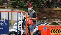 Seorang warga di RT 03 diketahui terkonfirmasi positif virus Corona berdasarkan hasil swab PCR yang dilakukan beberapa hari sebelumnya.