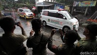 Beberapa mobil ambulan menjemput warga yang terpapar COVID-19 di lokasi karantina wilayah di Sumber RT 06 dan RT 05 di RW 07 Kampung Sumber, Solo, Jawa Tengah, Senin (24/5).