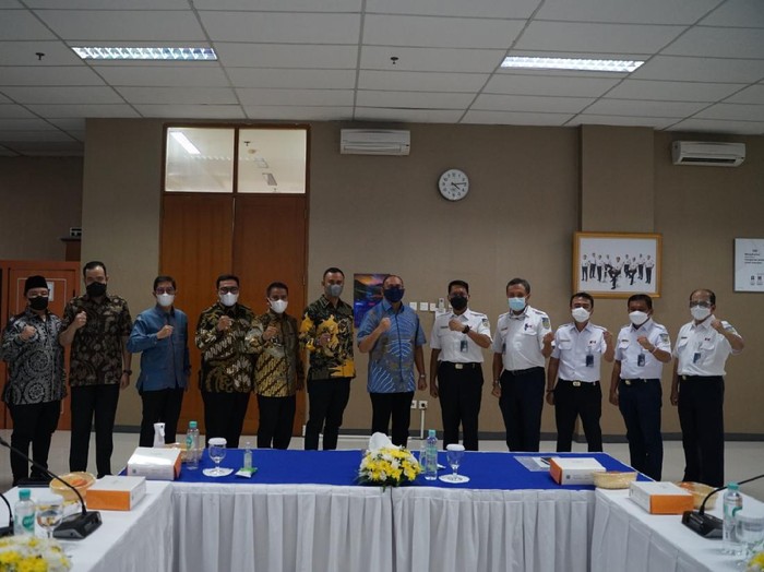 Anggota Komisi VI DPR RI dari Fraksi Gerindra Andre Rosiade memfasilitasi pertemuan 6 Kepala Daerah dari Sumatera Barat (Sumbar) dengan Direktur Utama PT Kereta Api Indonesia (KAI) Didiek Hartantyo. Pertemuan tersebut membahas kolaborasi untuk mempercepat pembangunan di wilayah Sumbar.