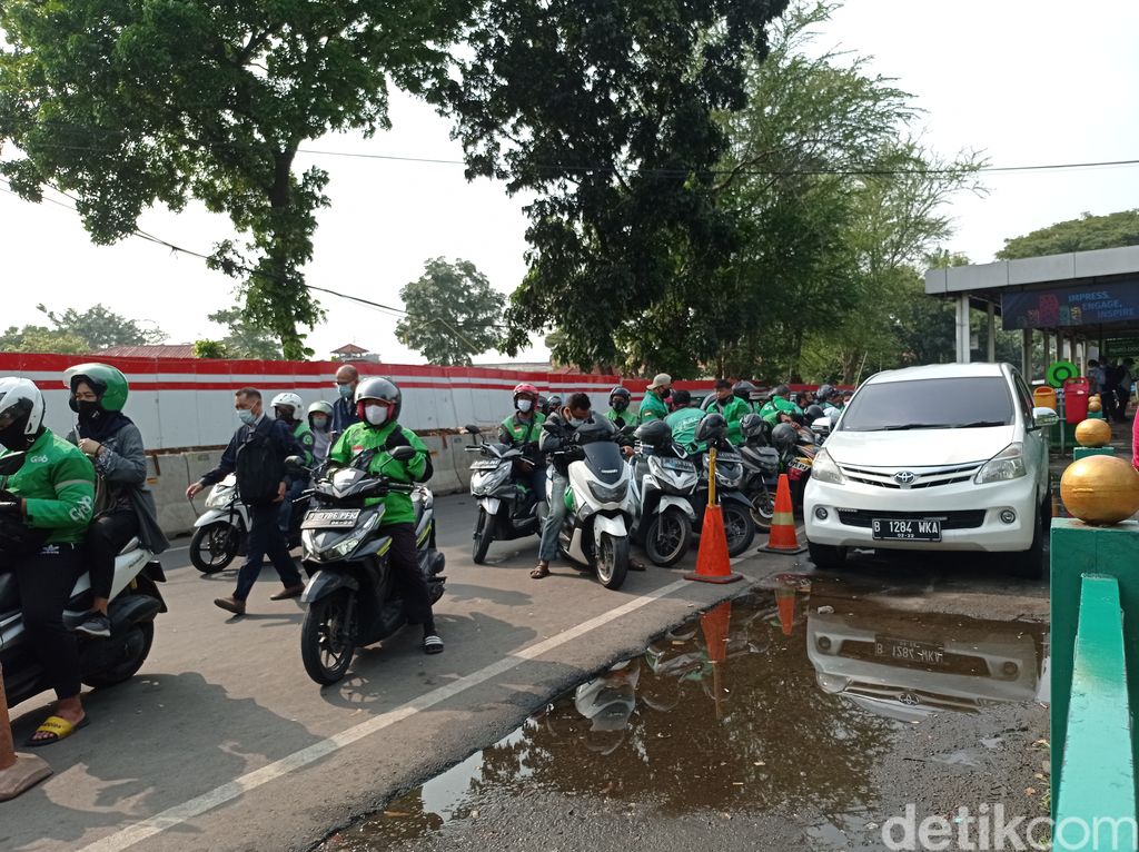 Kondisi ojol mangkal atau ngetem di Jl Manggarai Utara 1 depan Stasiun Manggarai, Jaksel, 24 Mei 2021, pagi. (Wilda HN/detikcom)