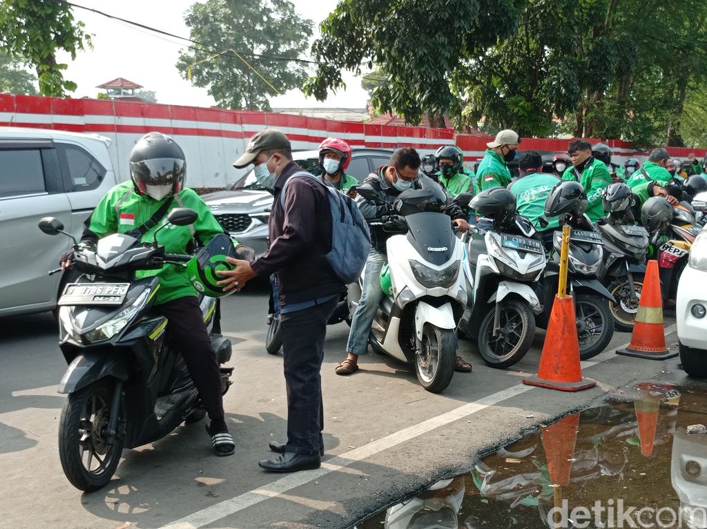 Kondisi ojol mangkal atau ngetem di Jl Manggarai Utara 1 depan Stasiun Manggarai, Jaksel, 24 Mei 2021, pagi. (Wilda HN/detikcom)