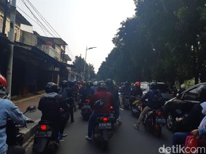 Senin Pagi, Lalin Jelang Tapal Kuda Lenteng Agung Tersendat