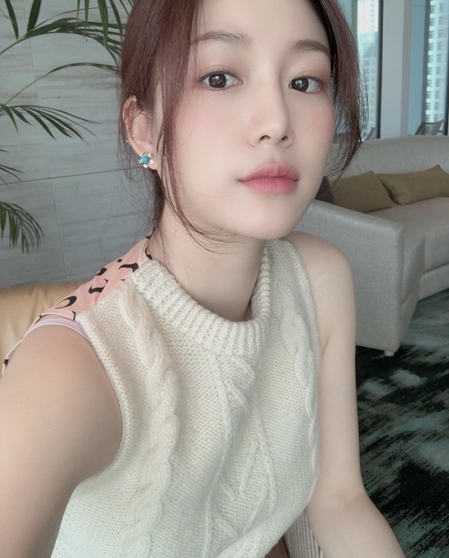 Menurut Sports Kyunghang, hubungan Lee Seung Gi dan Lee Da In menjadi rahasia umum di industri hiburan Korea. Aktor berumur 34 tahun itu bahkan telah mengenalkan pacarnya dengan sang nenek. Foto: dok. Instagram xx__dain